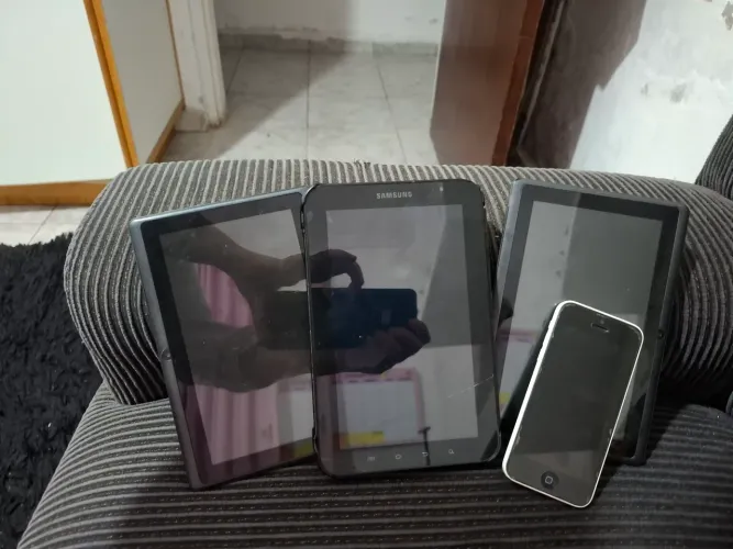 Lote de Eletrônicos: 1 iPhone + Samsung Galaxy Tab J + 2 Tablets NavCity NT-1710 <br>  