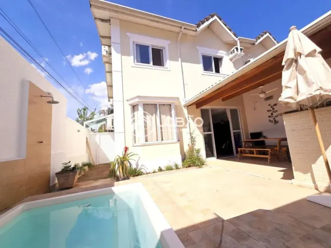 Casa com piscina no Condomínio Town House em Resende RJ
