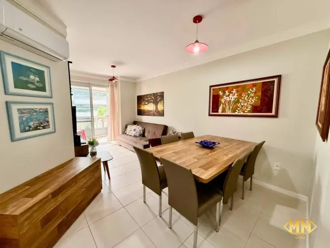 Apartamento com 2 Suítes, Vista para o Morro e Condomínio Clube a Poucos Passos da Praia