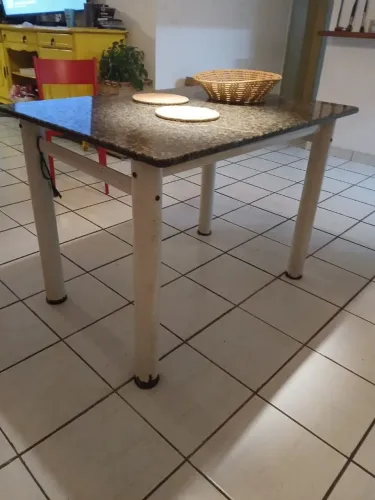 Mesa de metal com tampo de granito pesado