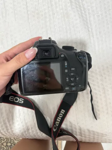 Canon EOS Rebel T6, também conhecida como Canon EOS 1300D.