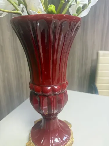 Vaso decorativo vermelho MARIZA PRADO base dourada trabalhada