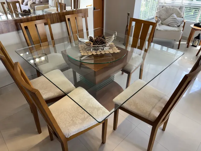 Mesa em vidro 1,40x 1,40 6 cadeiras semi novas 