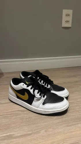 Tênis Nike Air Jordan 1 Low White Black Metallic Gold Swoosh