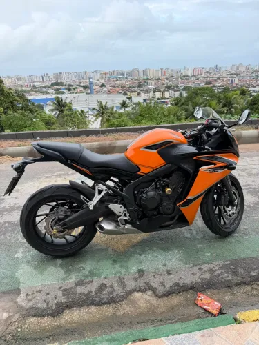 Cbr 650F extremamente nova. Moto para pessoas exigentes 