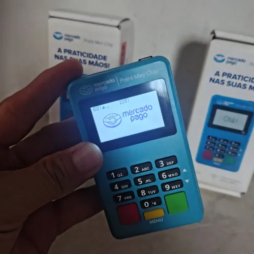 A praticidade nas suas mãos - maquininha Point Mini chip.