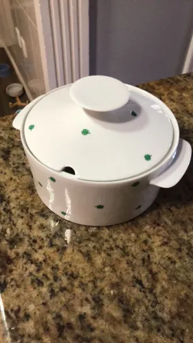 Sopeira de porcelana branca com tampa