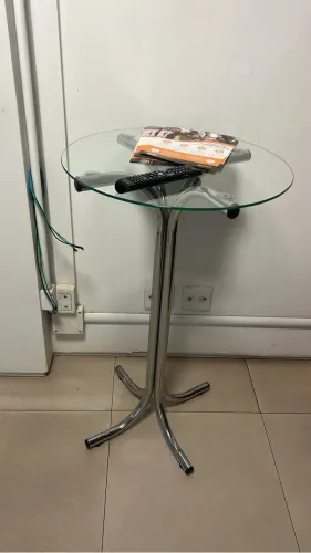 Mesa lateral de vidro com base cromada - estilo moderno