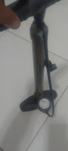 Vendo uma bomba de encher pneu de bicicleta carro de mão marca beto tá defeito
