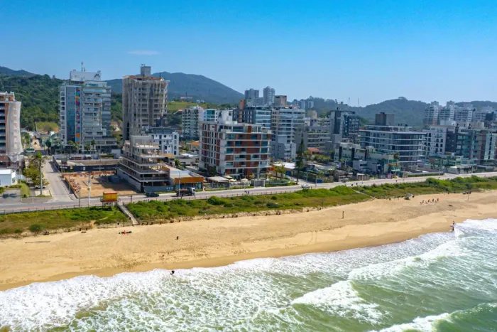 Garden de 762 m² com 5 suítes no Tirreno, frente mar na Praia Brava