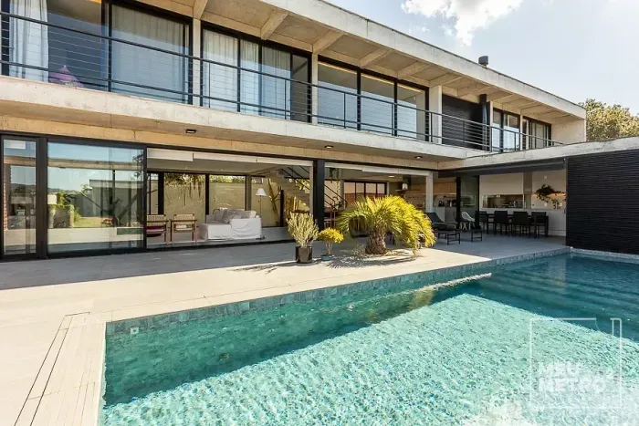 Casa à venda com 4 dormitórios, no Rio Tavares, em Florianópolis.