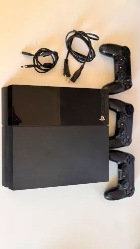 PlayStation 4 Fat - 500 GB + 3 manetes + cabo USB