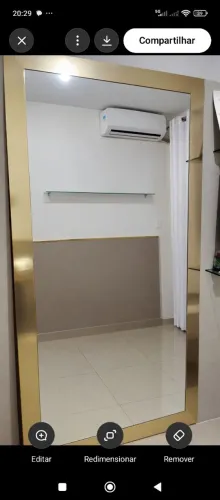 Espelho com moldura dourada