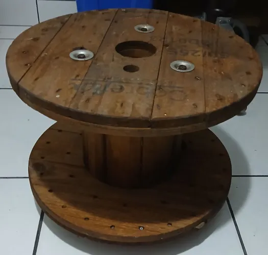 Mesinha de madeira de carretel com rodas 