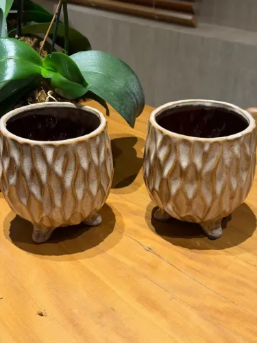 Cachepôs em cerâmica esmaltada marrom mesclado - 14 x 11cm - 2 peças