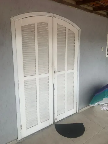 Porta de 1 m e 40 veneziana