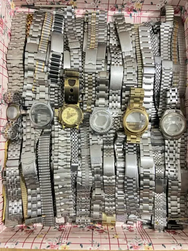 Lote de 129 pulseiras de relógio em aço