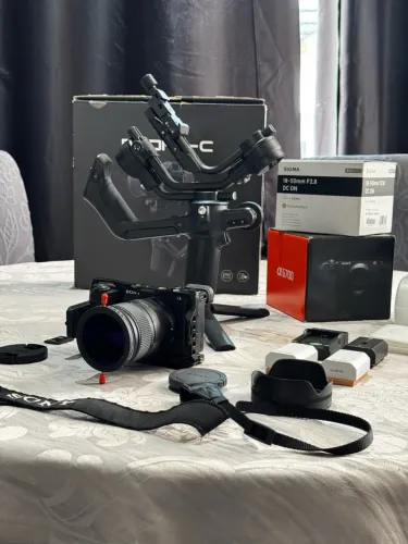 Kit Filmmaker Sony a6700 com lente sigma e acessórios.