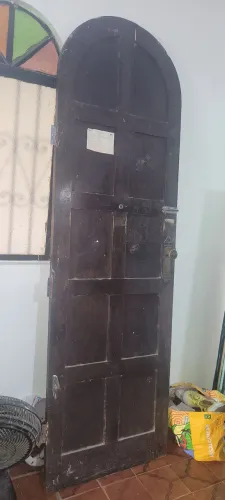 Porta de madeira resistente