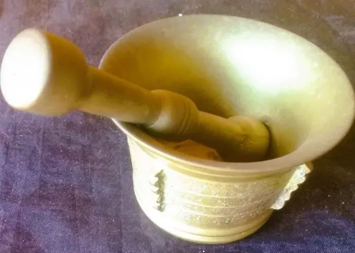 Antigo Pilão Almofariz em Bronze riscado em alto_relevo