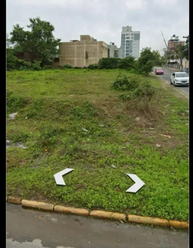 Terreno em Camboriú divisa com Baln. Camboriú. R$400 mil+ Permuta, para construtores.