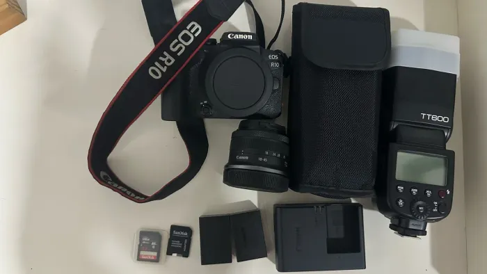 Canon EOS R10 + Lente 18-45mm + Flash TT600 + 2 Baterias + Cartões de Memória