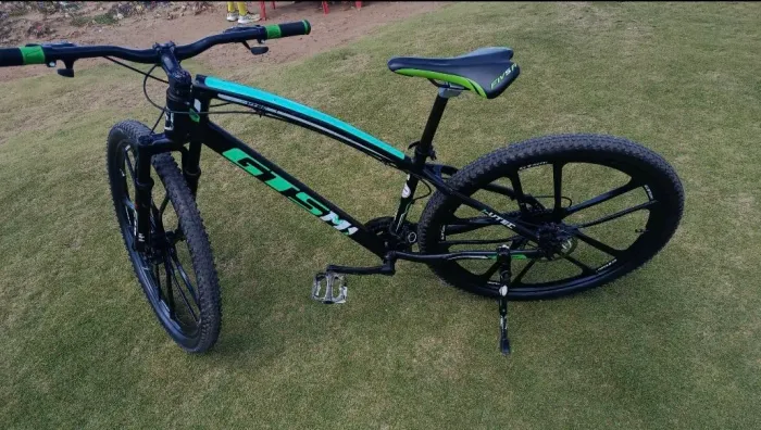 Vendo uma bike aro 28 da GTS m1 com roda de liga leve