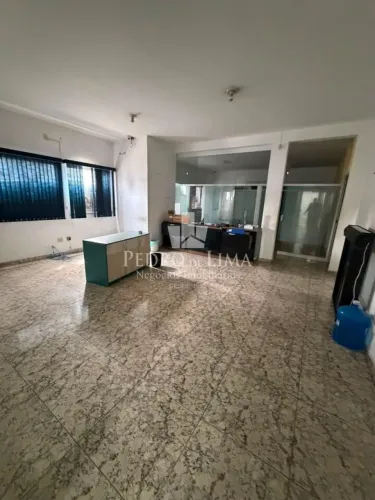 Galpão Comercial no Jardim Modelo com 1.000 m², Pé-Direito Alto, 7 Vagas e Próximo à Rodov