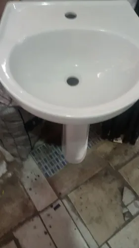 Pia com base para banheiro