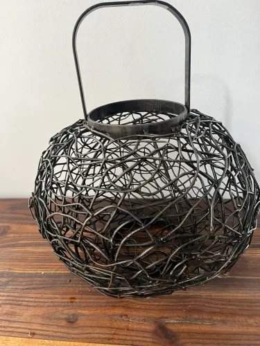 luminária pendente rústica de metal preto com design aramado em formato de gaiola