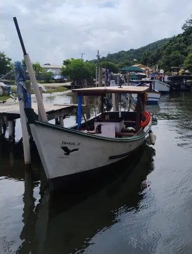Barco de pesca aceito proposta