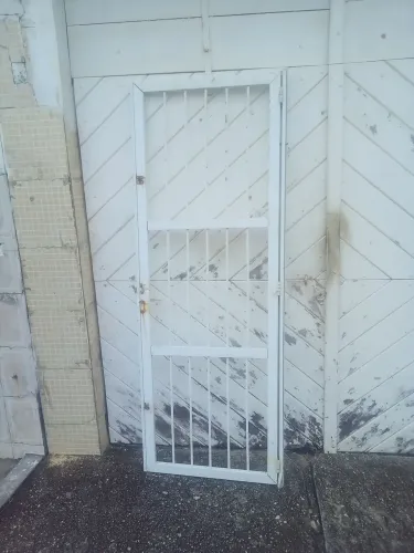 Vendo grade de porta de Alumínio.