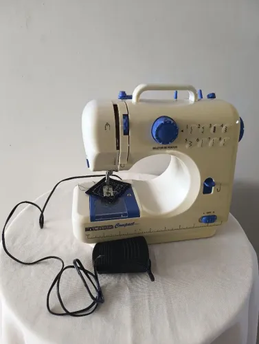 Máquina de costura compacta
