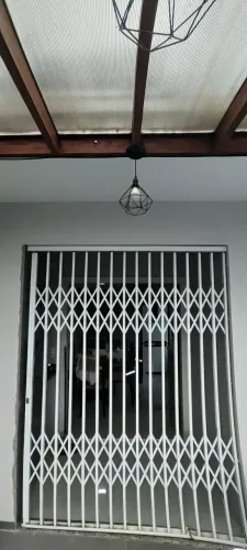 Porta metálica de proteção 