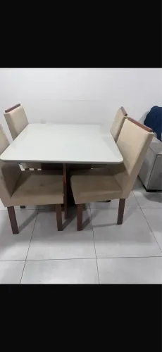 Vendo mesa com 4 cadeiras