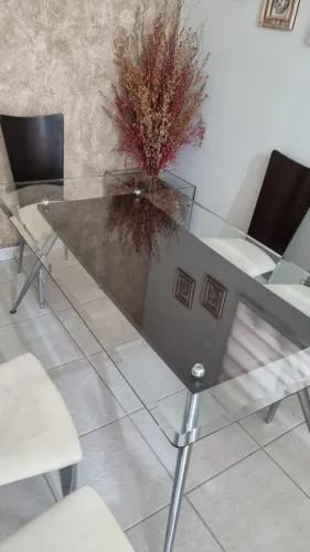 Mesa de jantar com tampo de vidro + 6 cadeiras