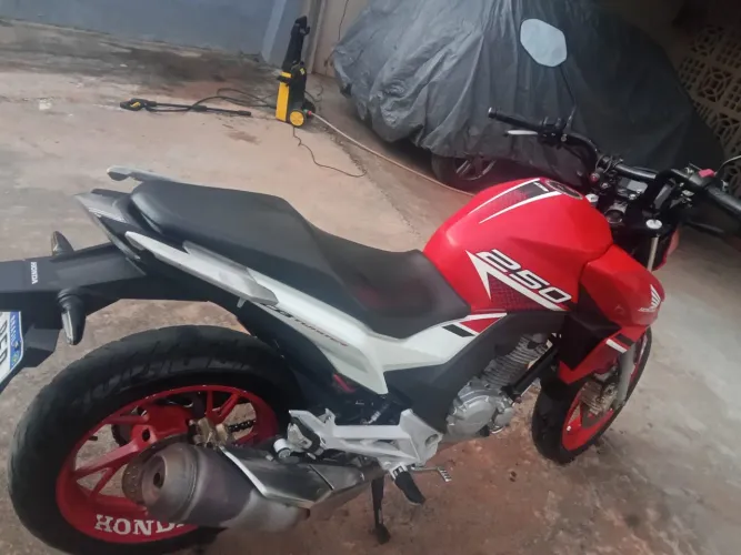 Vendo moto Honda Twister CB 250