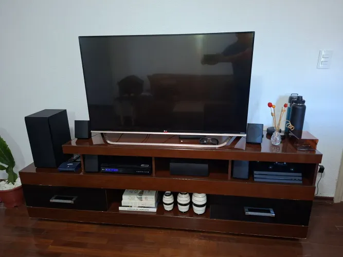 Rack em mdf 2mt x 65cm x 47cm, com rodízios 
