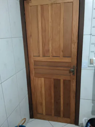 Porta de entrada maciça com fechadura e chave