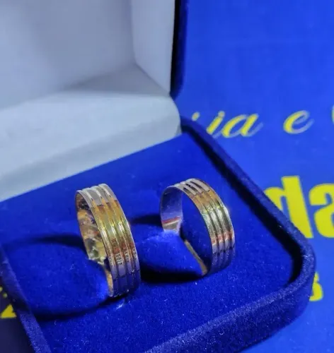 Par Alianças Noivado Ouro 18 Kilates Peso 5.20 Gramas 4 mm Detalhes Lisa no Meio          