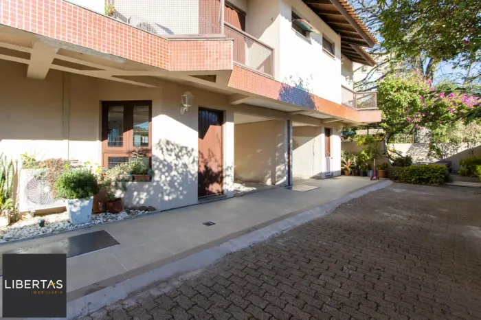 Casa em condomínio, com 3 dormitórios,