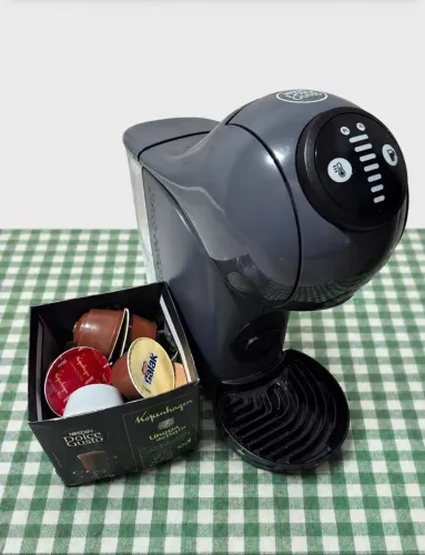 Cafeteira Arno Dolce Gusto com cápsulas variadas
