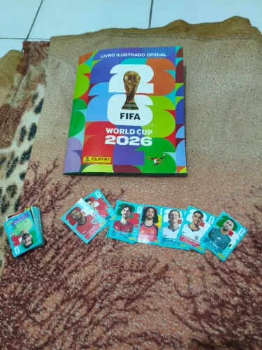 Álbum da copa do mundo, acompanha um bolinho de figurinhas.