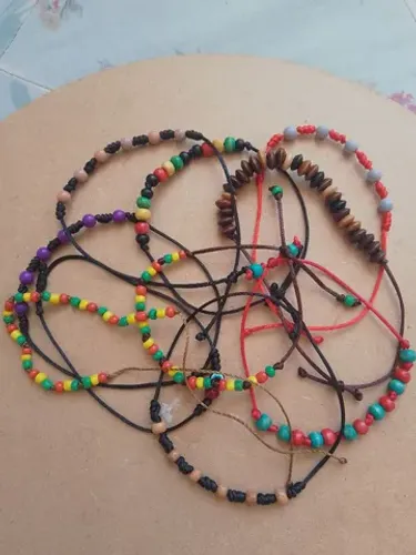 Pulseiras e tornozeleiras de miçangas