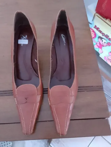 Sapatos de Salto Feminino Marrom, couro e em excelente qualidade e estado