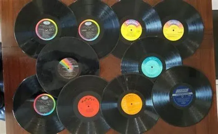 30 discos de vinil sem capas , para decoração.