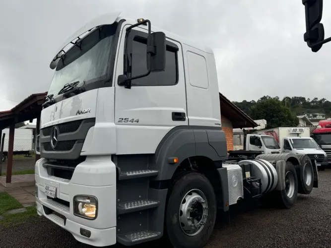 Mercedes-Benz Axor 2544 ano 2013