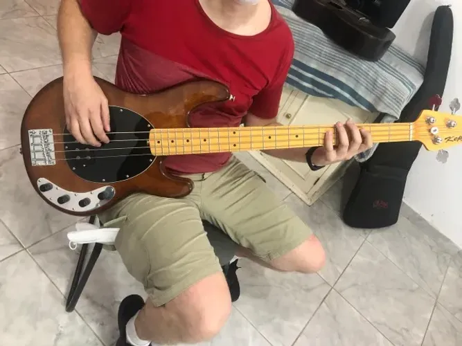 Baixo Kept musicman ativo (4 cordas) + capa Cr Bags
