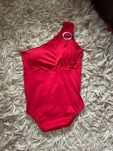 Blusa Vermelha de um ombro só