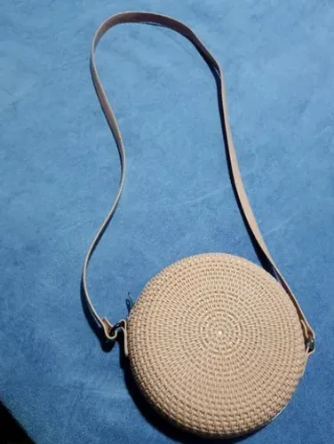 Bolsa em borracha, redonda rose nude. Fecho.